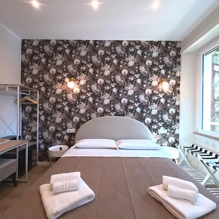 Aurelia Garden Nocleg ze śniadaniem 3*